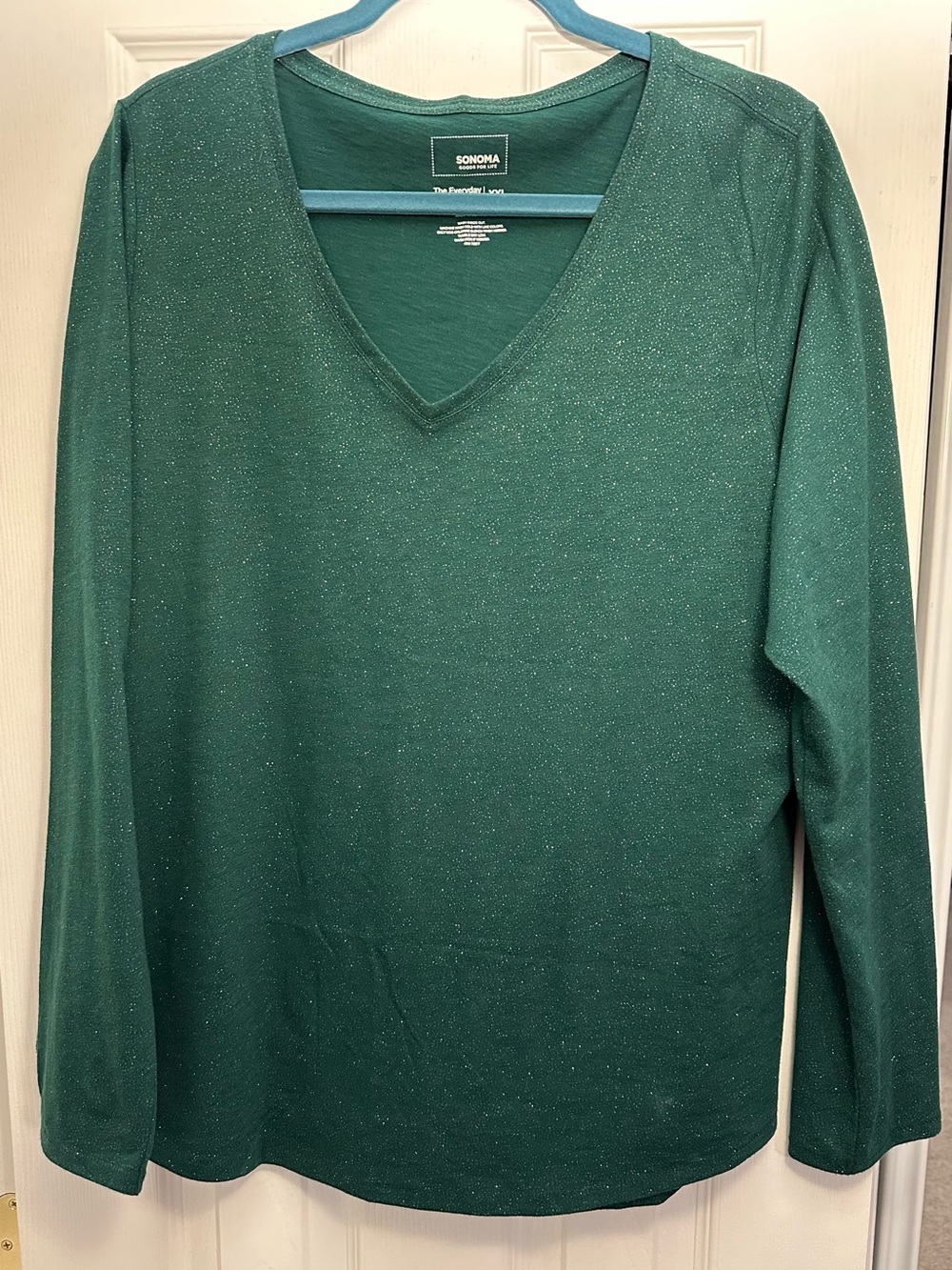 💚🎄🍀 NWOT XXL Sonoma Women’s Sparkly Forest Green V-Neck The Everyday Tee